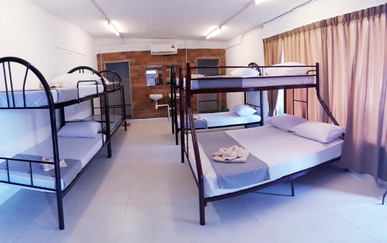 Dorm Master Hostel Padang Mat Sirat Екстериор снимка