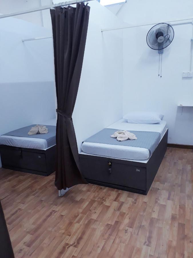 Dorm Master Hostel Padang Mat Sirat Екстериор снимка