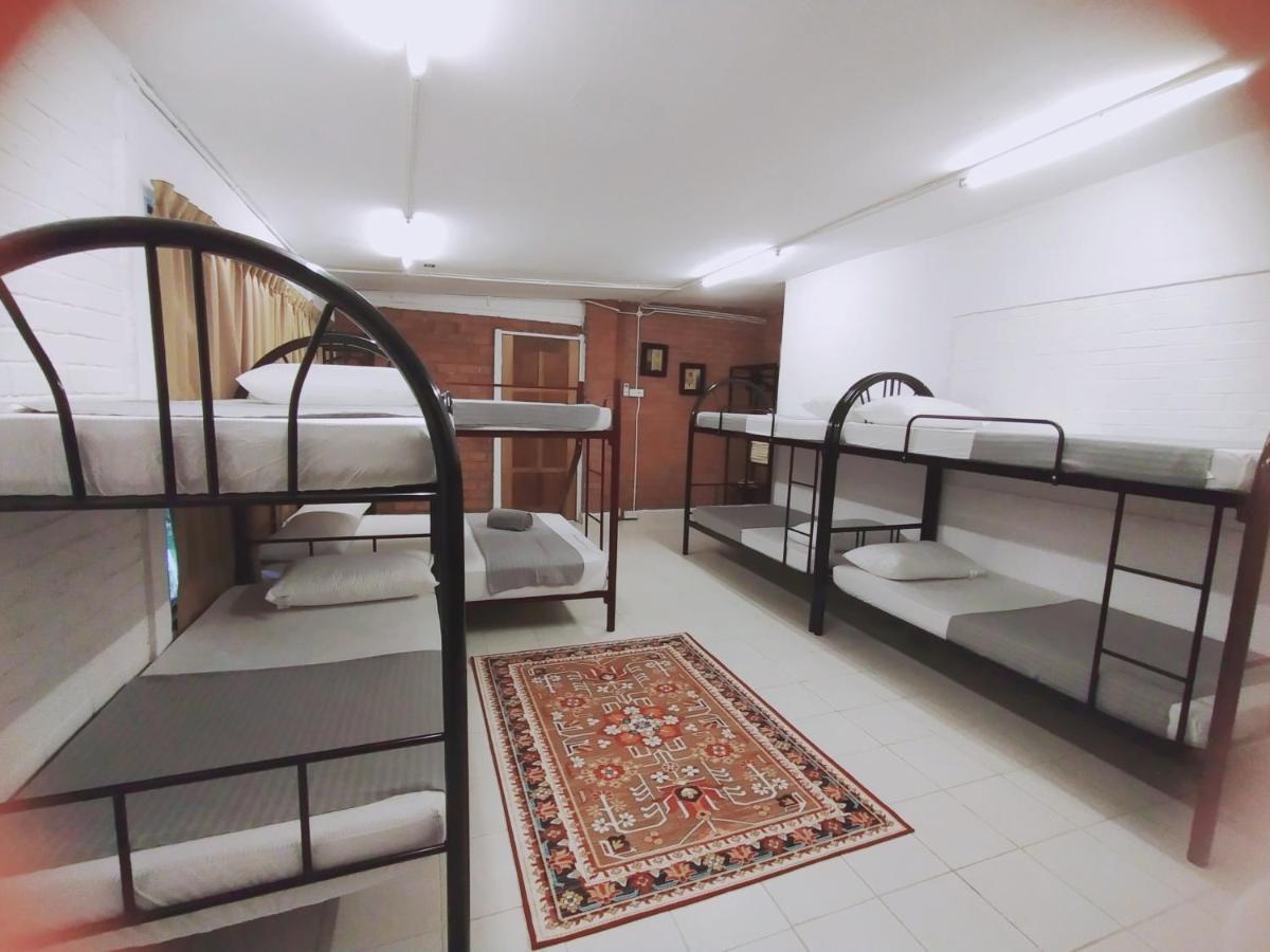 Dorm Master Hostel Padang Mat Sirat Екстериор снимка